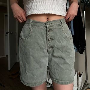 **SOLD** Vintage 90’s Sage Green High Waisted Shorts